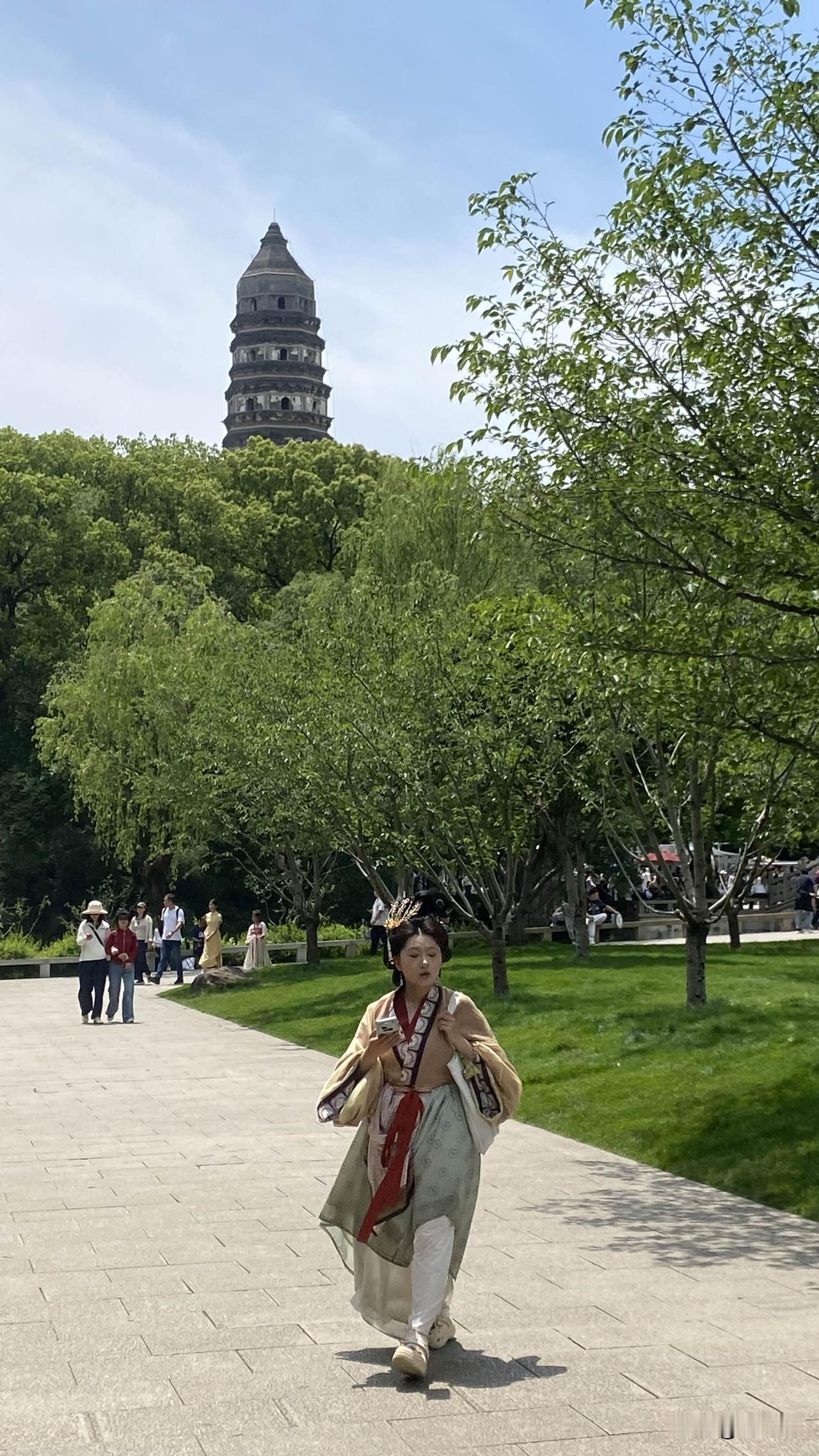 她着唐装，风风火火从虎丘塔走来。她又是要走向哪里呢？