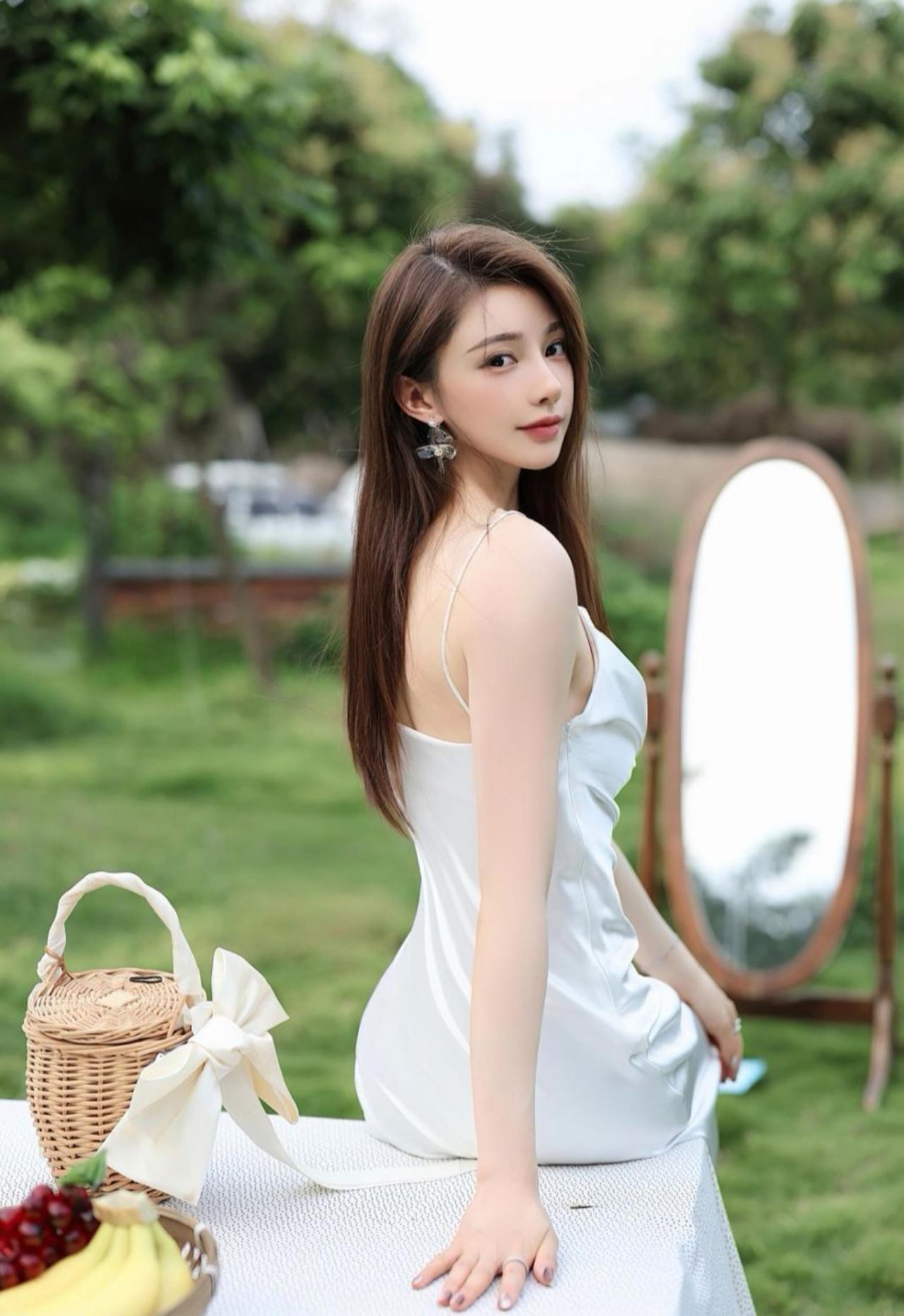 气质美女刘奕宁Lynn女神
性感低胸长裙外派身材婀娜多姿