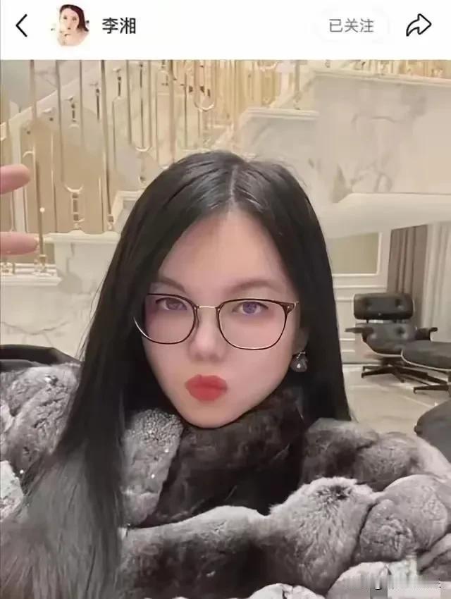 李湘可真敢穿，
明知道公众人物不能乱穿皮草，
她还明目张胆地穿着数百只可爱龙猫做