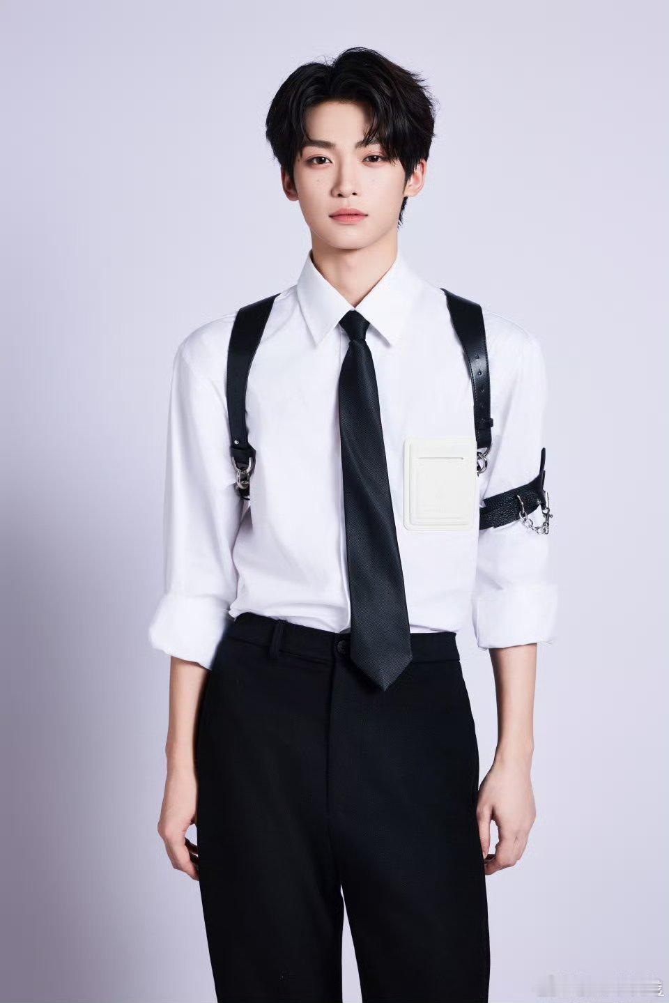 梓渝这套造型很帅啊，衬衫夹造型简直就是daddy级别[比耶] ​​​