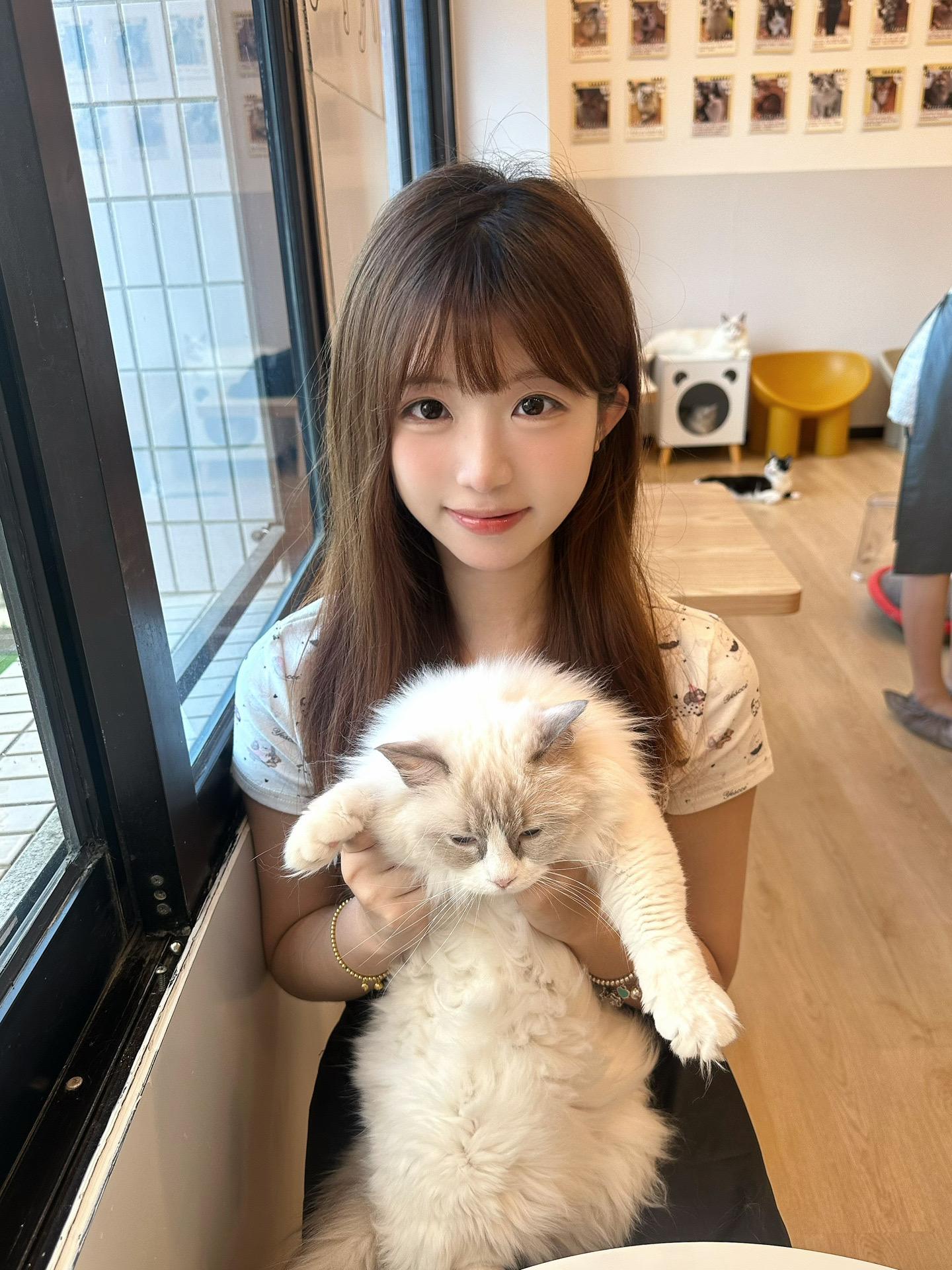 其实我不像照片里长得那么好看虽然照片也不是很好看我经常染头发所以我的头...