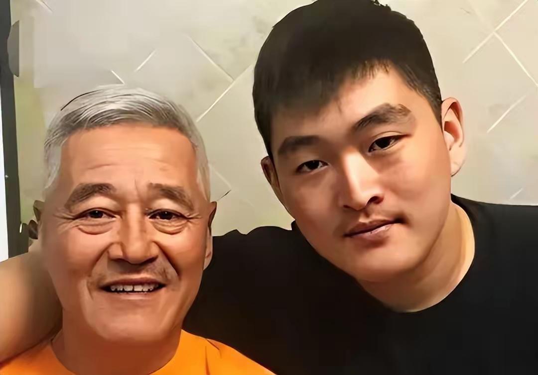 当年，赵本山的儿子赵一楠高调炫富，有人提醒他低调，他却说:“你有什么资格让我低调