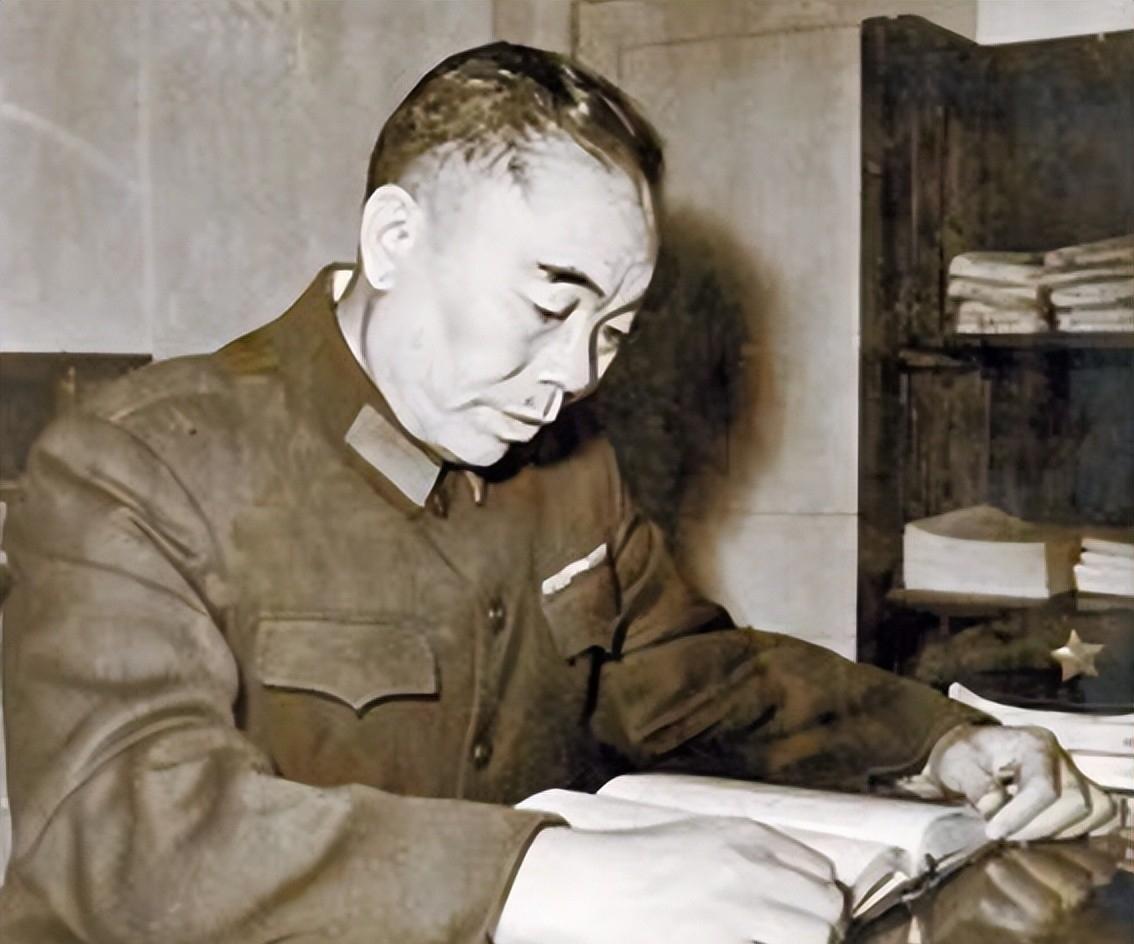 1955年授衔仪式上，曾泽生中将热泪盈眶。这位原国民党60军军长1948年率部起
