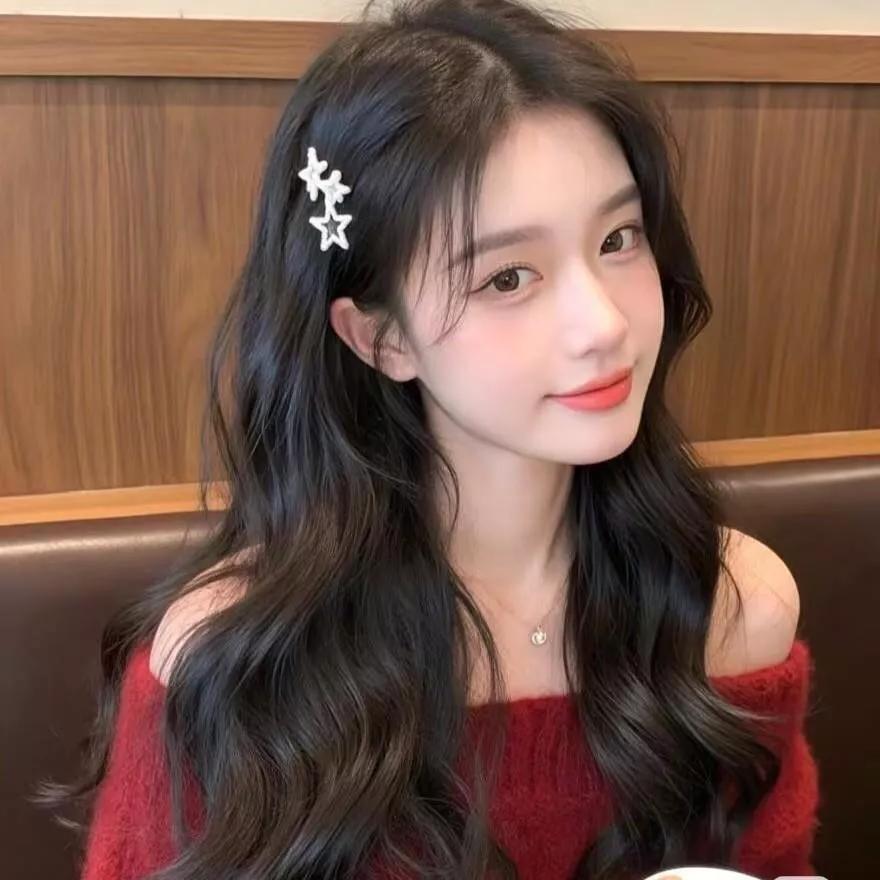 温柔卷发少女，星形发夹点缀，甜美又迷人温柔甜美系发夹 少女心拉满发夹 橘粉色发夹