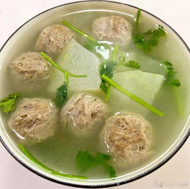 冬瓜这个蔬菜，一个星期吃个两三次还是挺好的，冬瓜性寒味甘，有润肺生津，化痰止渴，