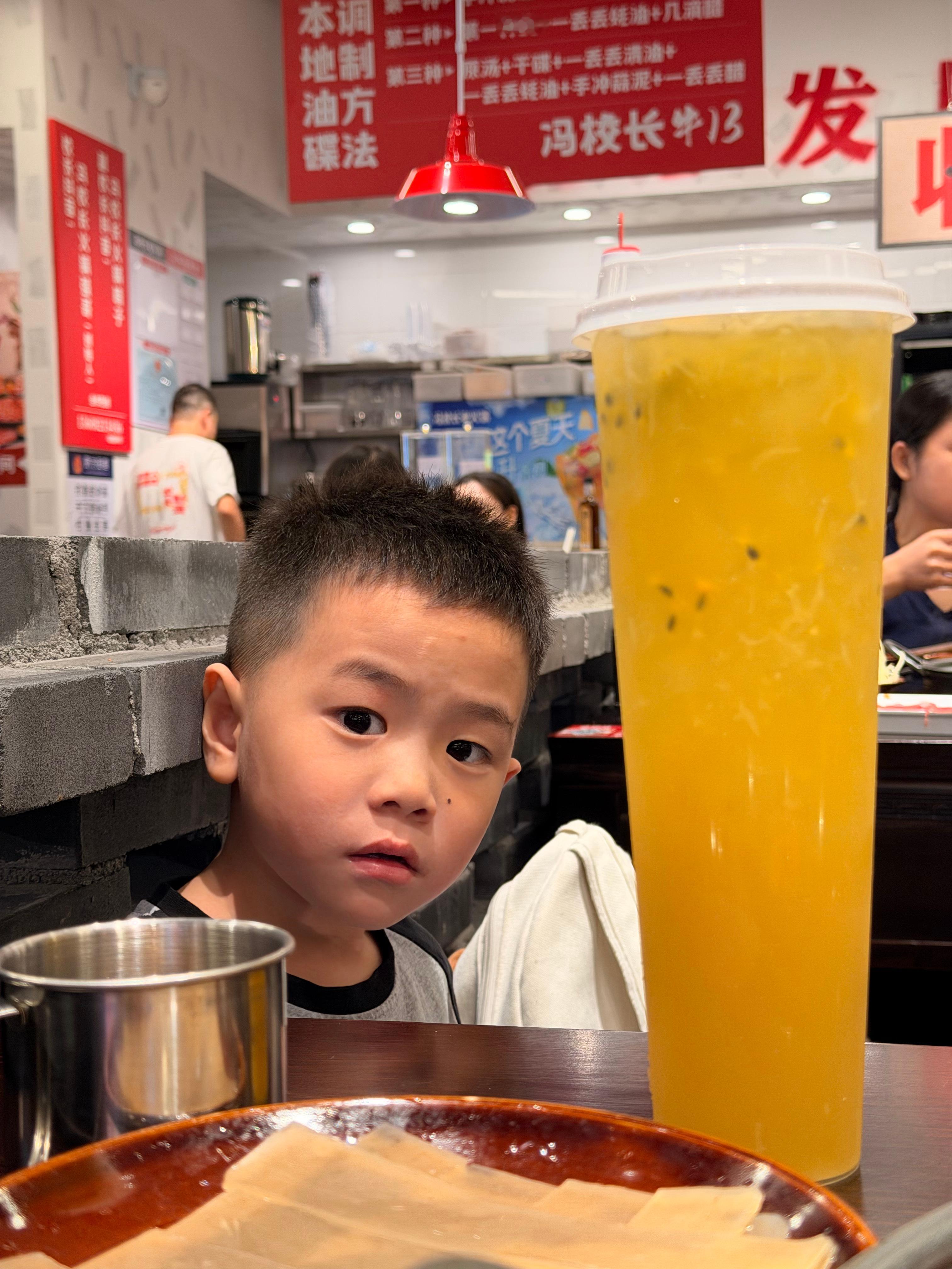 今天6岁了🎂！点名要吃火锅，希望吃完咱们全家都红红火火吧[haha][haha