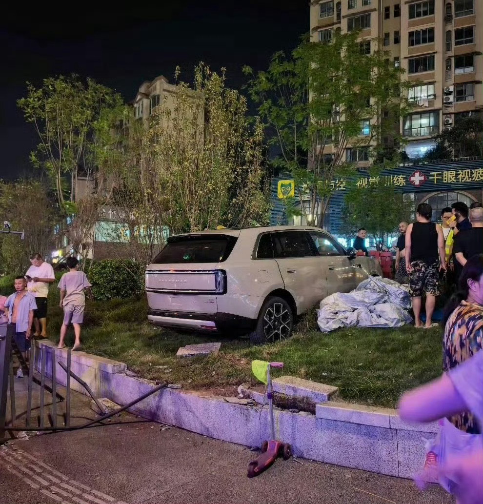 小米回应澎程试驾事故官方回应来了，客户试驾把油门当刹车踩，没有人受伤！这和车没什
