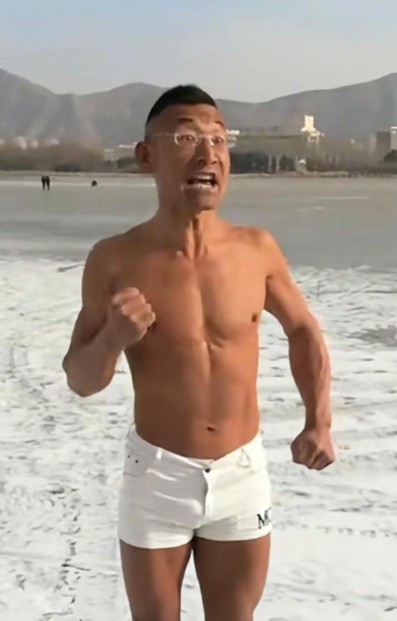 朝阳冬泳怪鸽那一身腱子肉真让人羡慕，那一身肉跟撸铁出来的完全两个概念，他穿上衣服