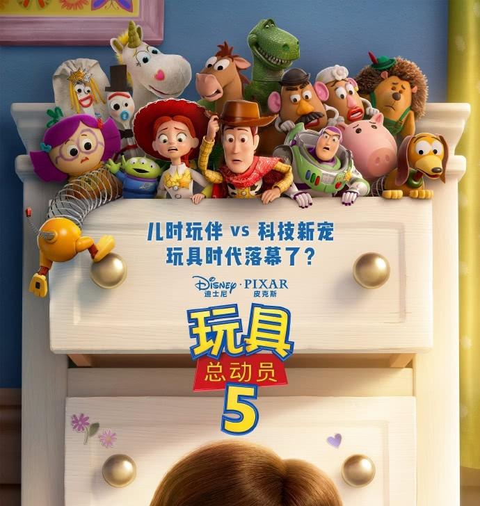 国产电影，
又被按在地上摩擦。

一部《火遮眼》，一部《抓特务》，大制作、大场面
