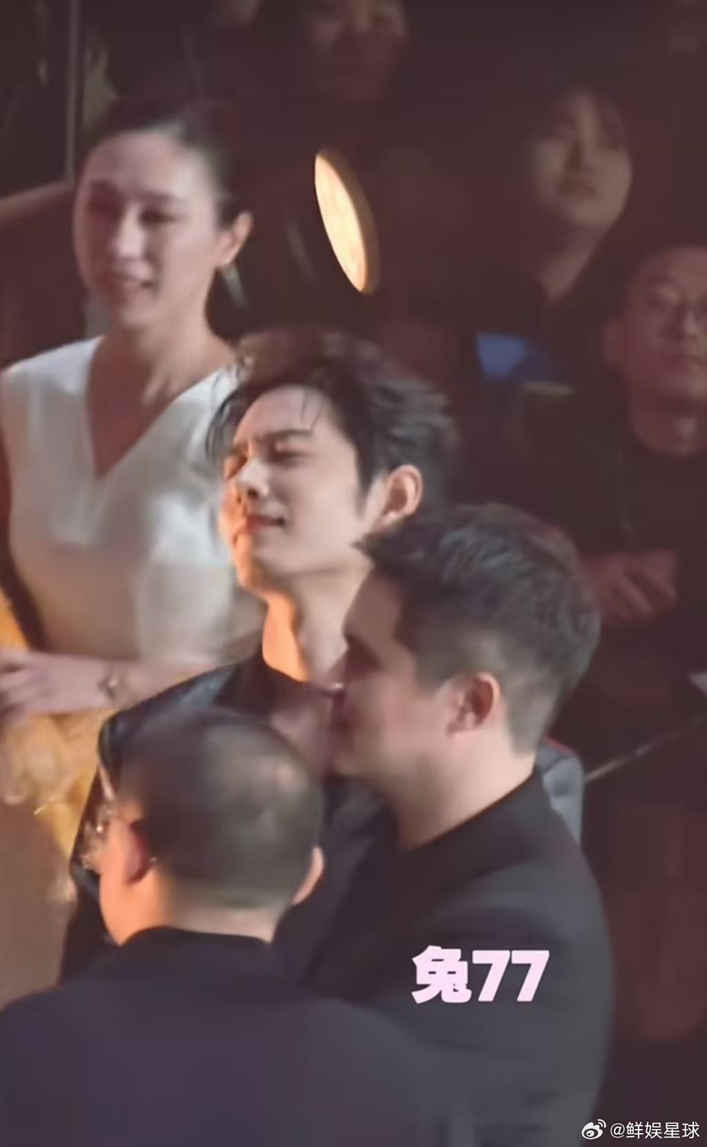 肖战看到黄觉脸颊比心的表情肖战看见黄觉脸颊比心的反应 藏海传剧组上台前黄觉提议脸