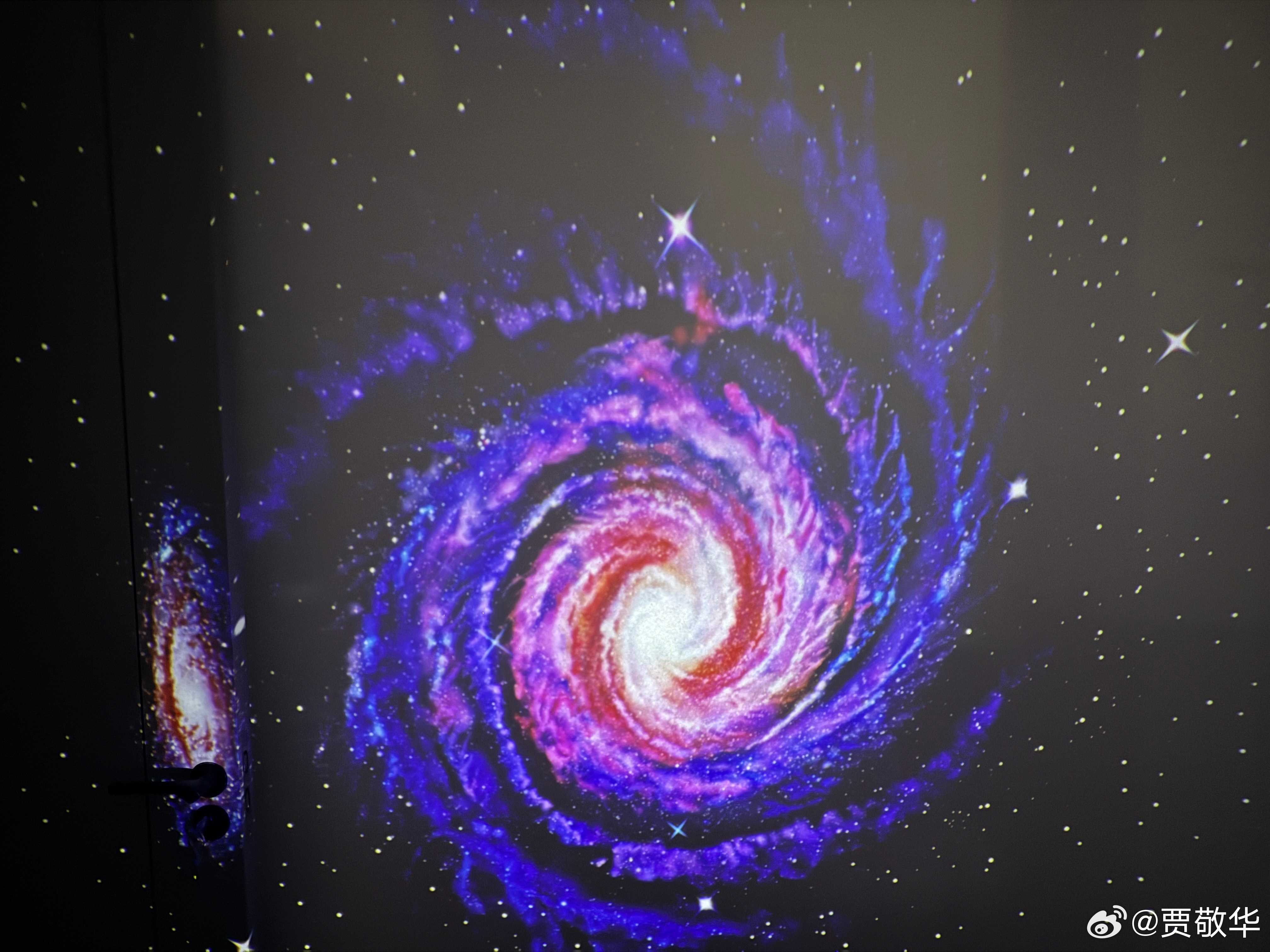 这个星空顶还是不错的吧，很帅气吧。只需要一个小东西，秒变星空顶。各位好友，你知道