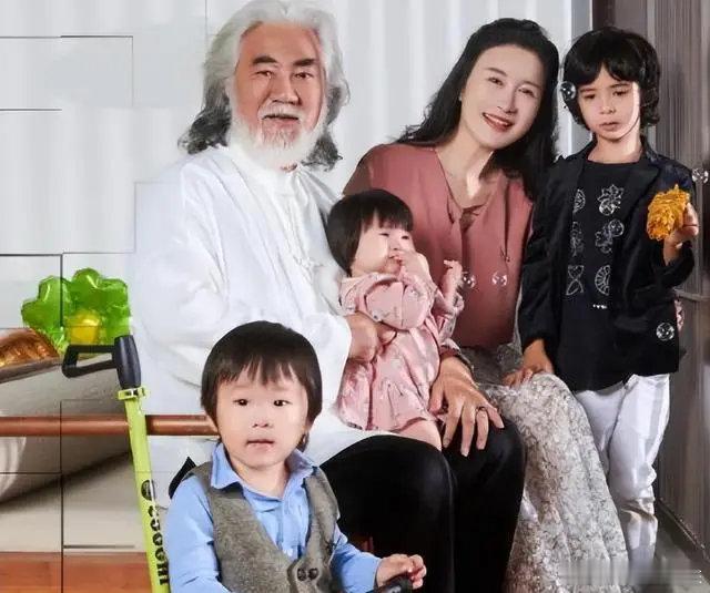 #应采儿回应生三胎#张纪中都73了，跟现配就有3个孩子，陈小春才57，应采儿生3