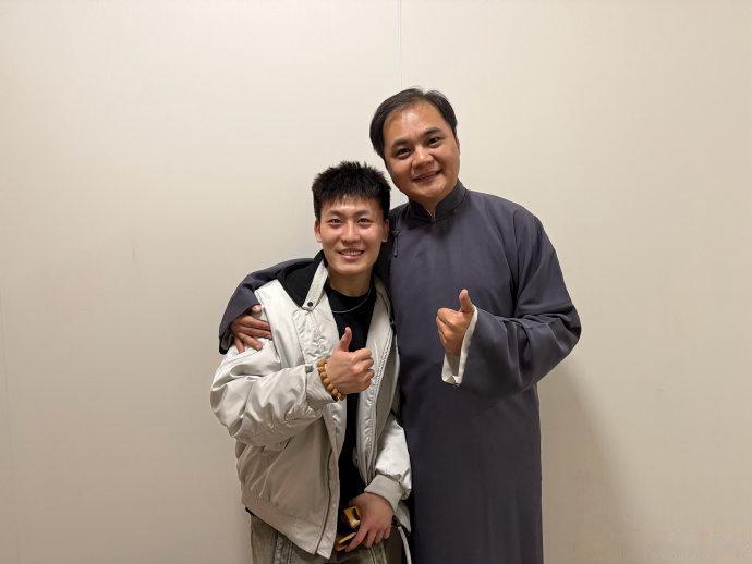 郎昊辰一句“您永远是我父亲”，听着深情，实则细思极恐。这哪是拜师，简直是签了终身