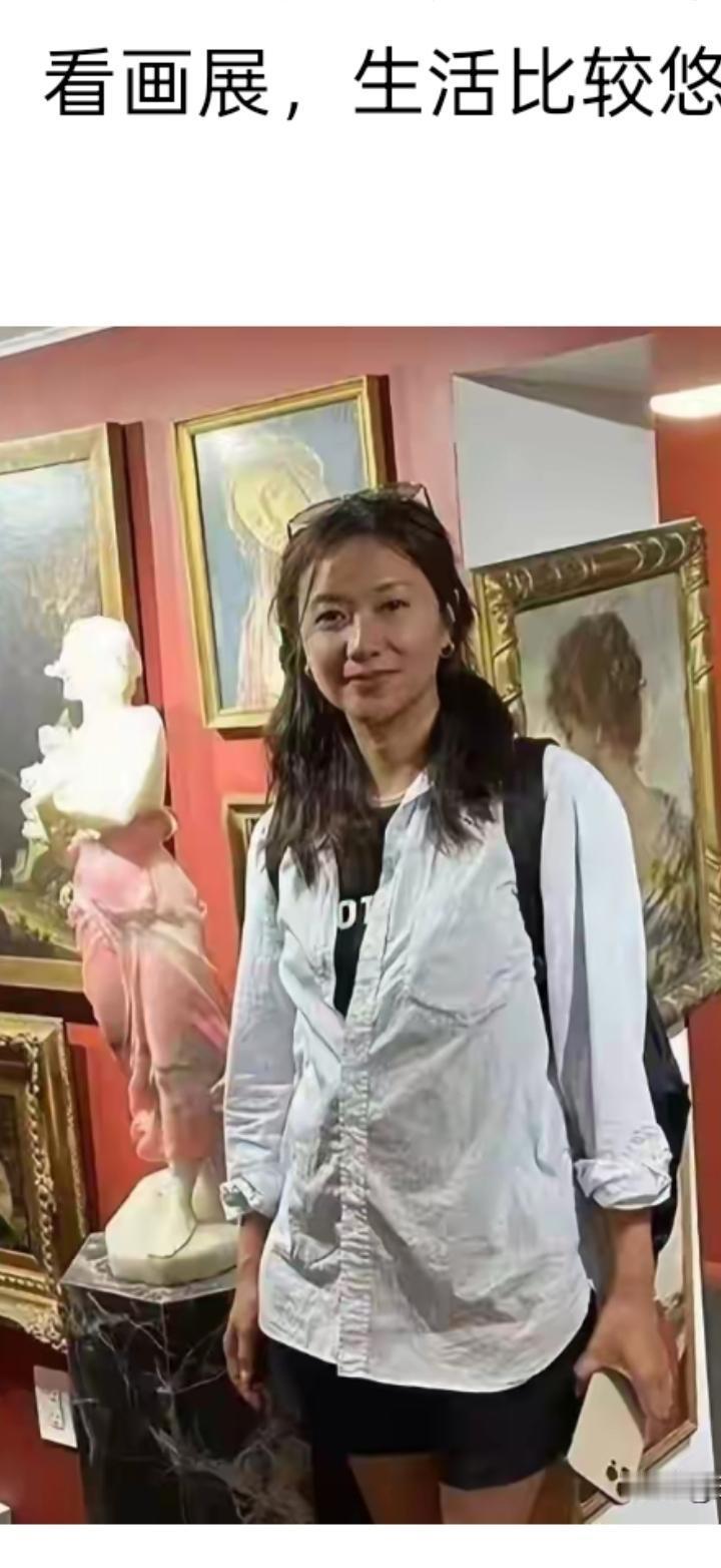 徐静蕾这“退休”日子过得！
公司还在国内赚钱，她却在美国享受人生？
这到底算不算