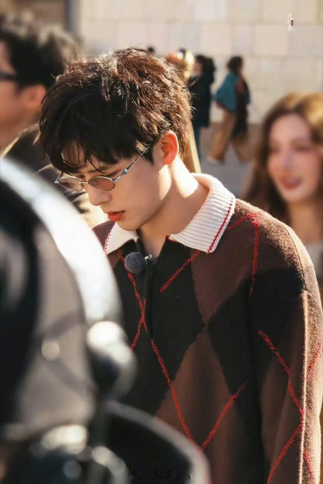 王安宇现在就出发卷毛路透 ​​​电影感满满的脸～王安宇在米兰随便走走都好像在拍电