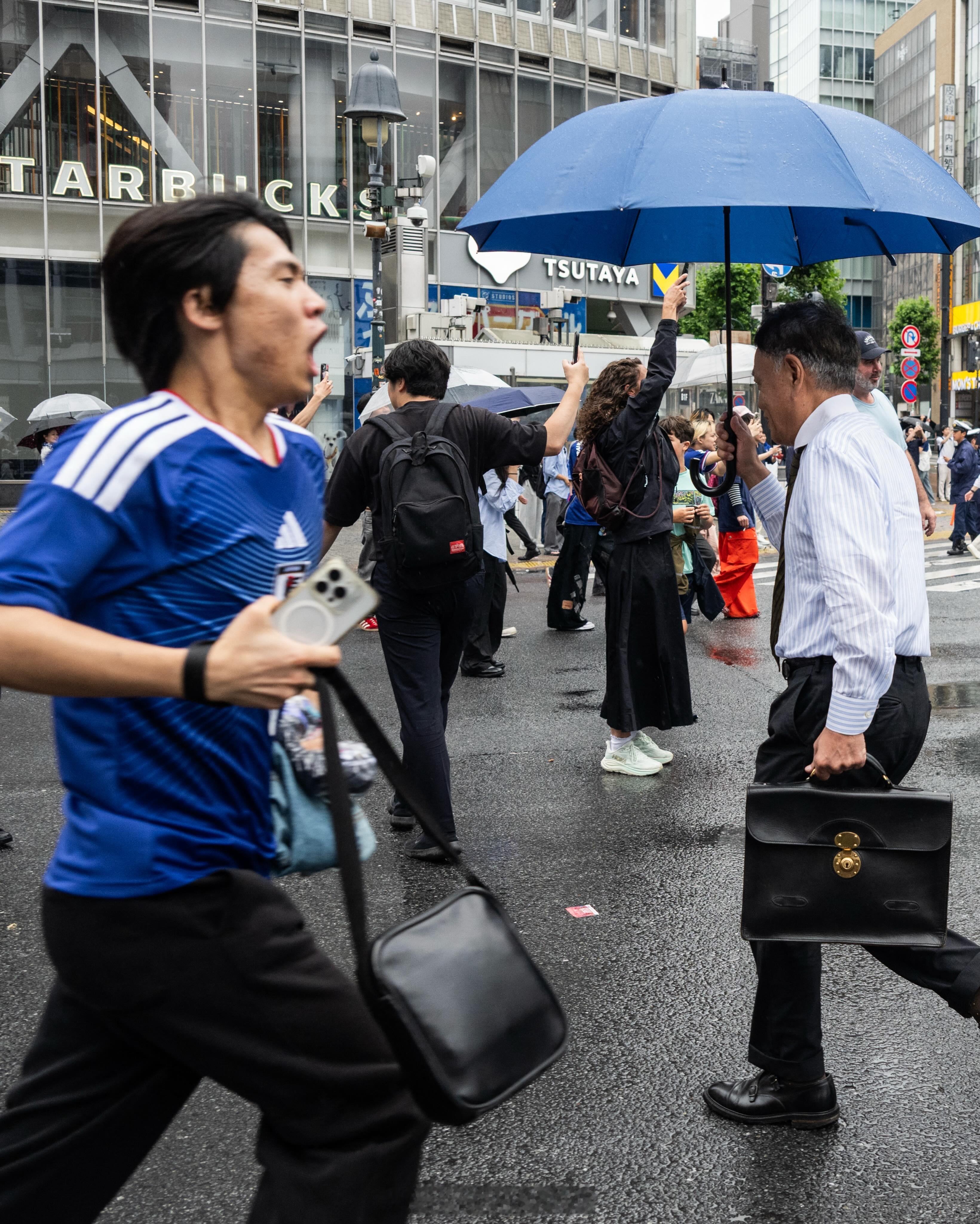 日本队目标夺冠看着街上欢庆的日本球迷，作为中国球迷，真心有点难受，我们的足球能不