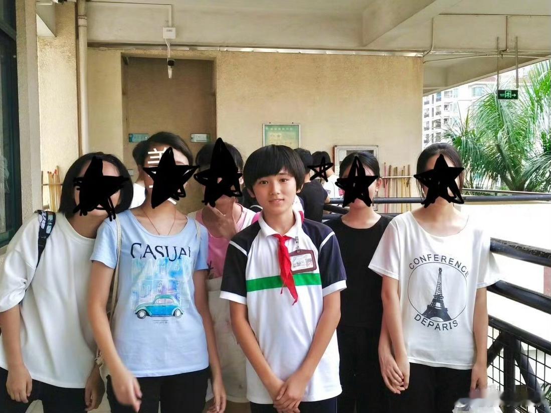 宋亚轩初中校运会旧照 考古到宋亚轩初中校运会旧照！运动场上的小亚轩少年气直接溢出