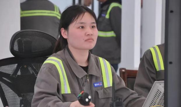 28岁的211法学毕业生李丽，曾经历考公失利、实习律师收入微薄的低谷。后来她选择