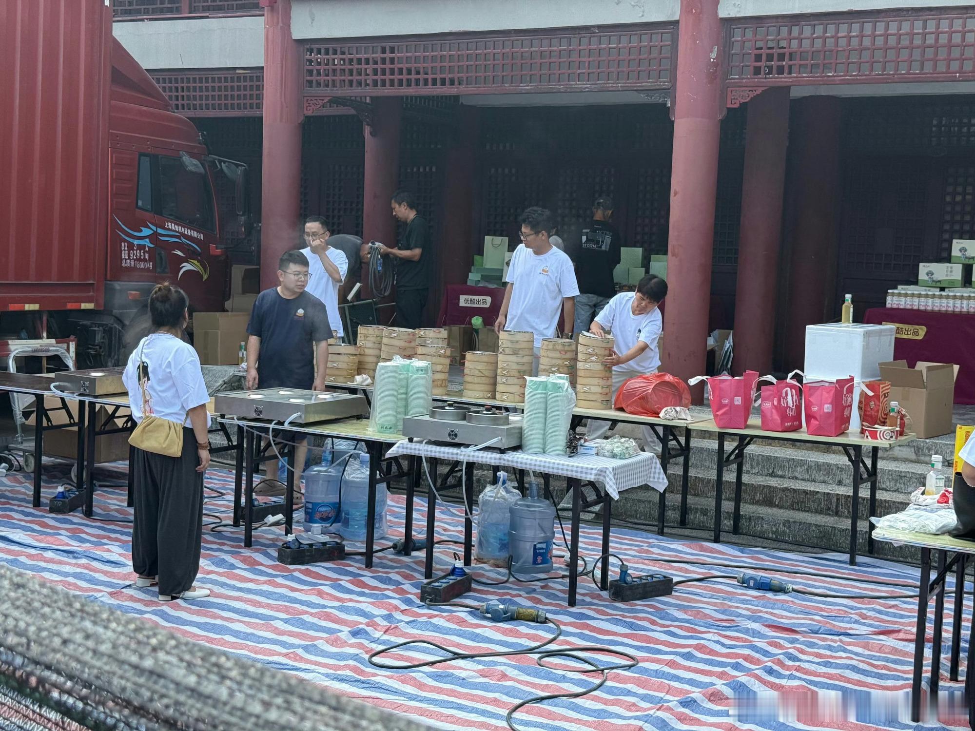 陈丽君中秋逆应援 中秋片场，爱意相遇，陈丽君用心筹备逆应援礼包，体恤粉丝辛苦奔赴