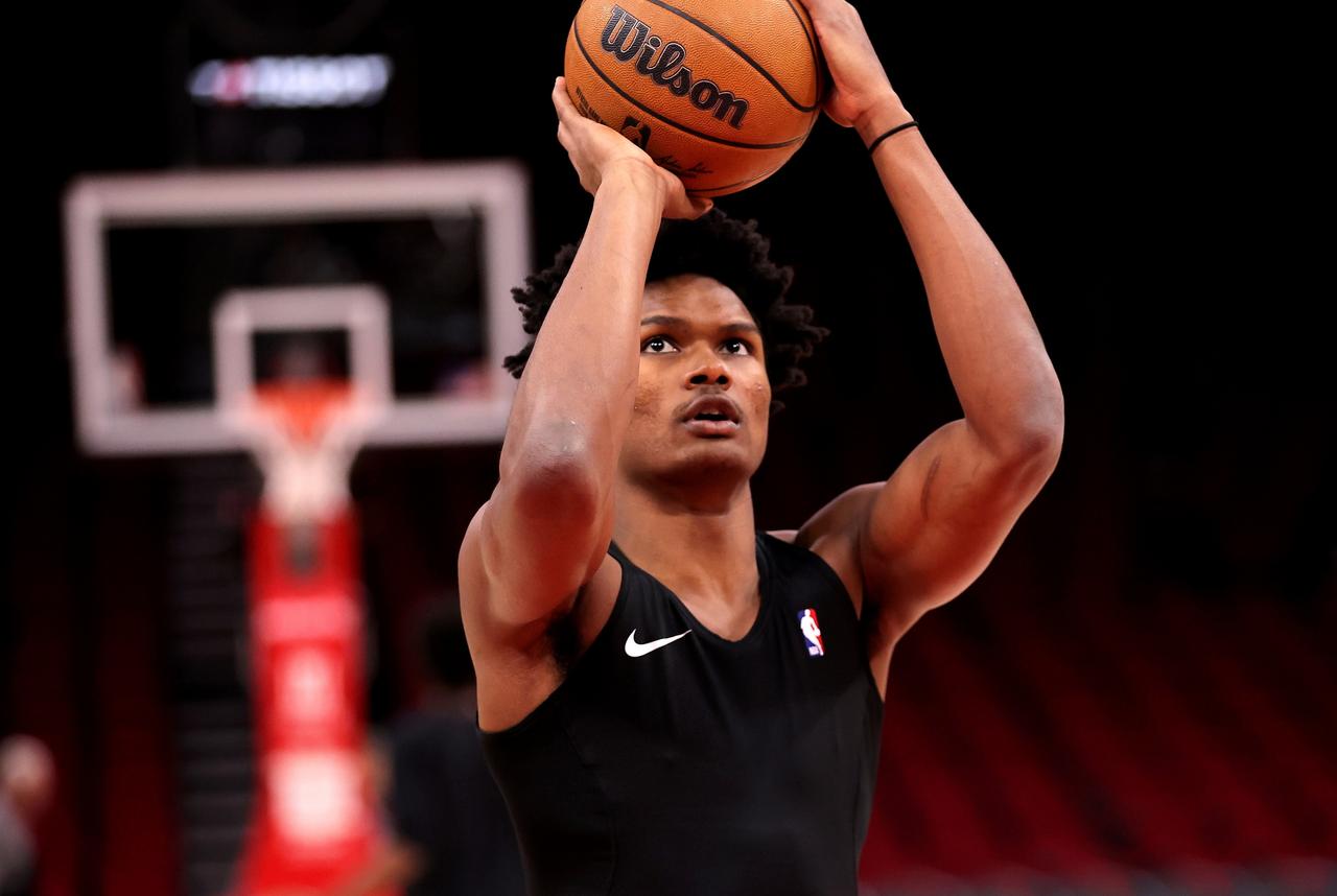 前一场比赛火箭队输给了森林狼队，直接将自己的排名定格在了西部第5位。这样一来，火