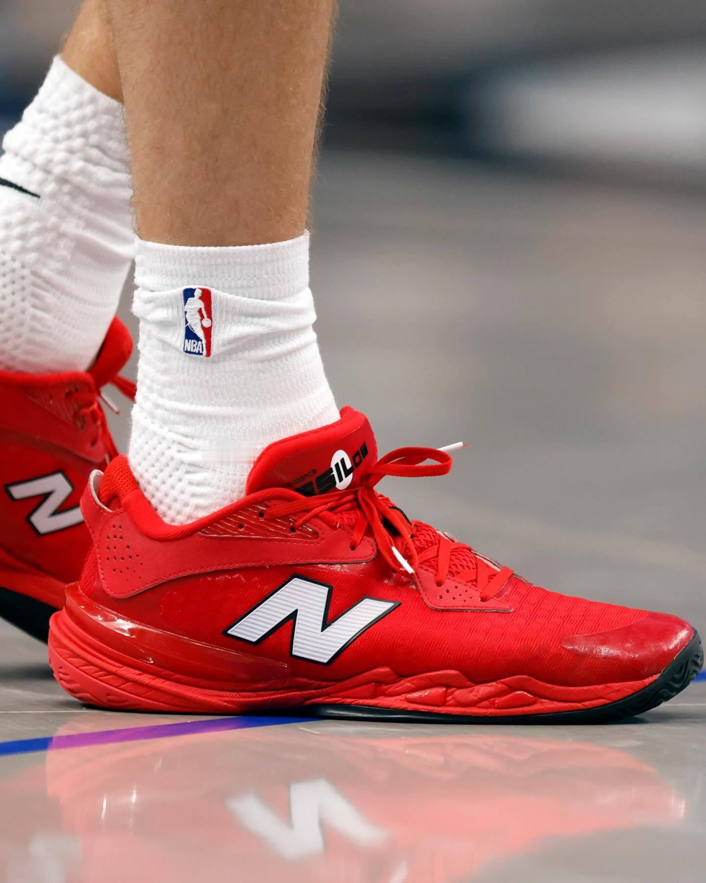 看看弗拉格这个赛季上脚的新百伦。 