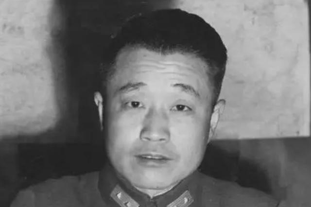 1962年，杜聿明参加国庆，看见一中将脸色大变：你不是死了吗？

杜聿明的目光，