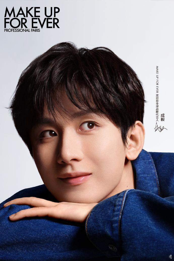 成毅定格轻盈  成毅越轻盈越自在 和成毅一起定格轻盈，每次化妆都像是在和他对话。