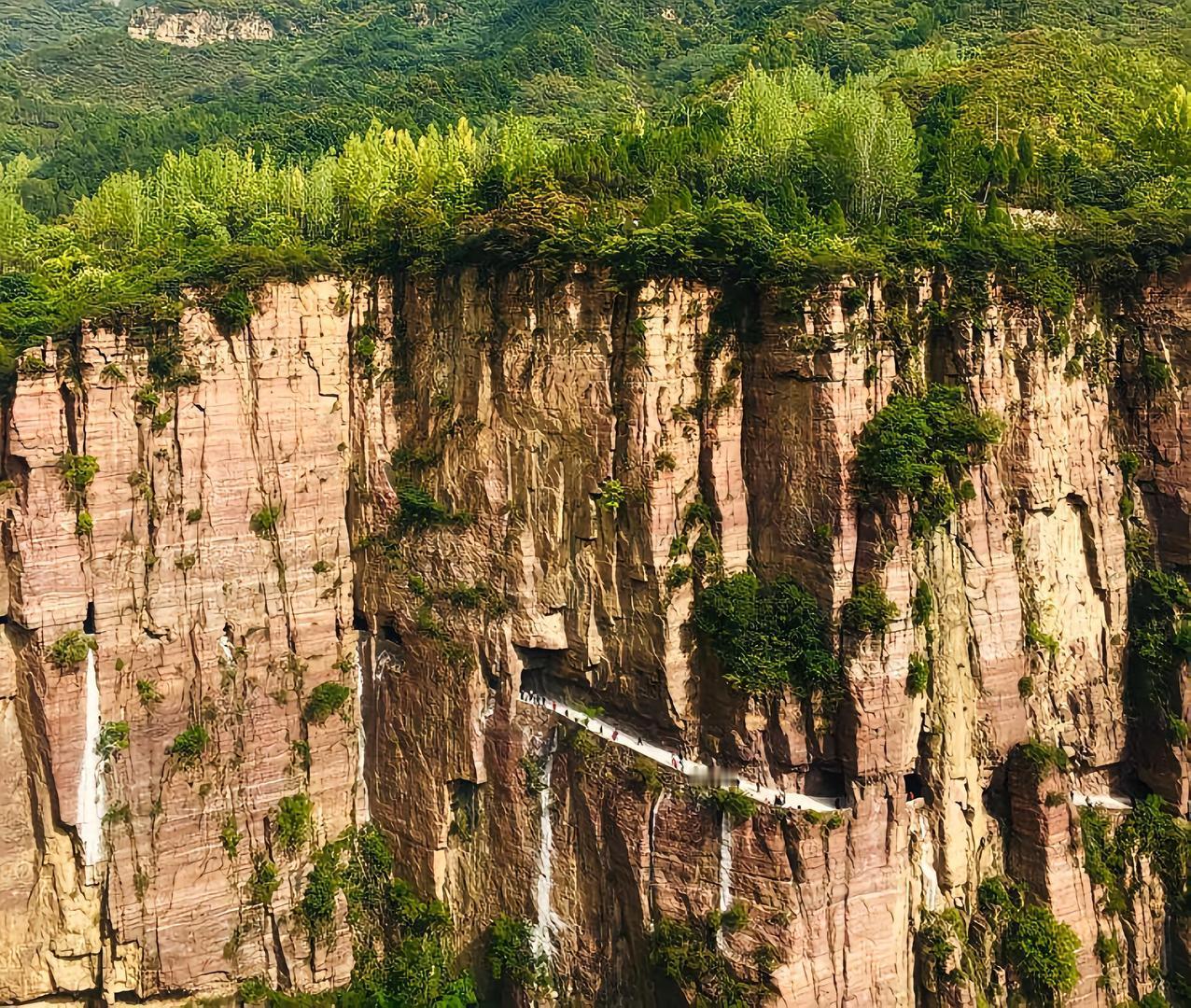 电影《举起手来》的取景地之一——郭亮村挂壁公路，你去过吗？

郭亮村挂壁公路位于