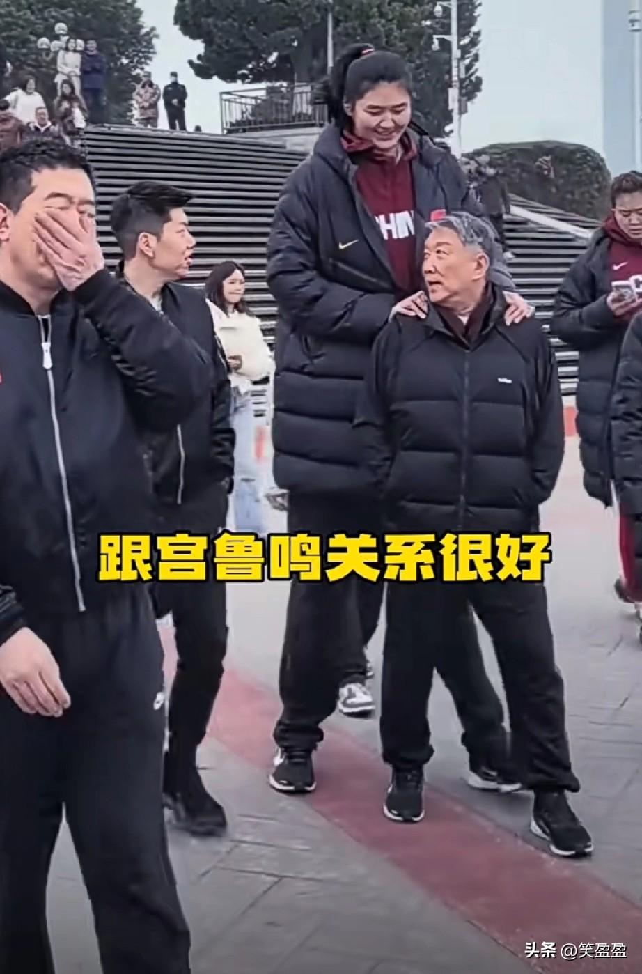 中国女篮现身橘子洲头，
张子宇在人群中特别显眼。