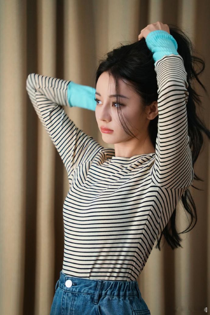 迪丽热巴条纹上衣chill一下  迪丽热巴chill一下侧拍  迪丽热巴条纹上衣