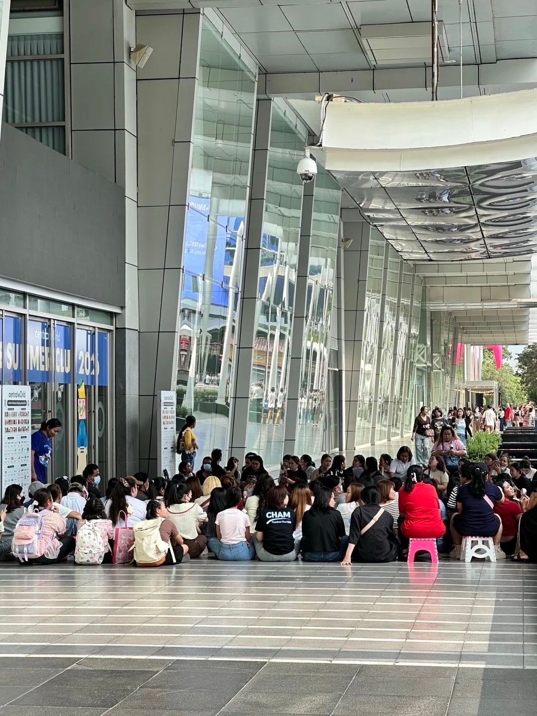 泰妃们席地而坐，万人空巷，一眼望不到头的队伍，只为等待陈哲远！！！