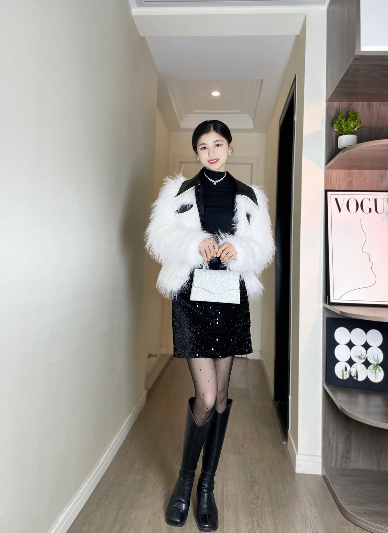 冬日贵气感穿搭｜毛绒外套+亮片裙=人间富贵花|||冬日出街不想臃肿又想显贵？
白