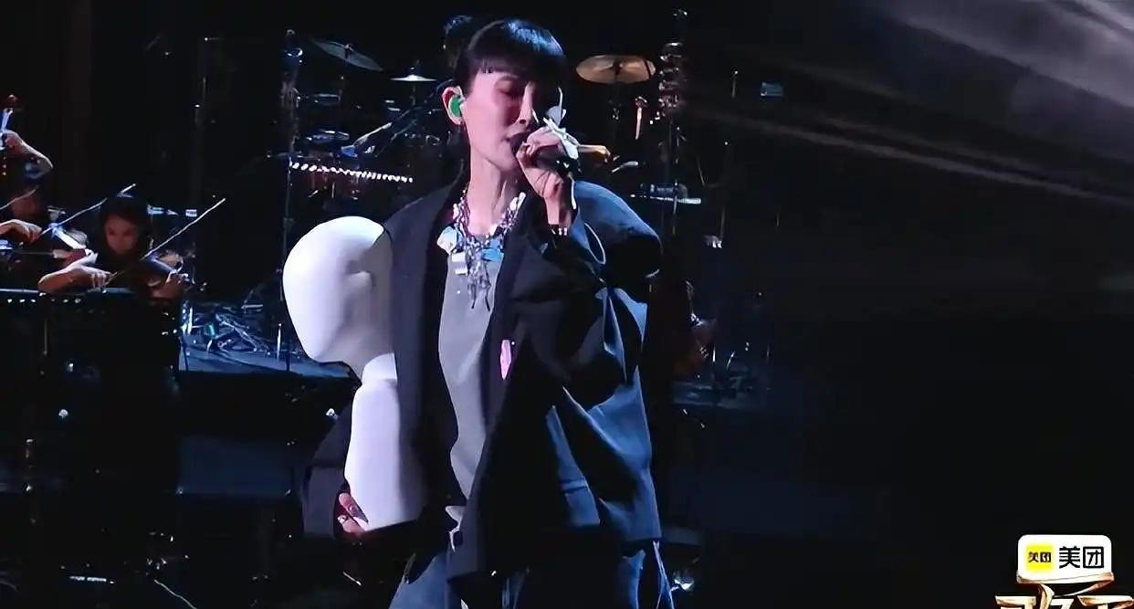 孙楠在《歌手2026》中意外败给万妮达的原创歌曲《唤醒我》，引发“故意放水”猜测