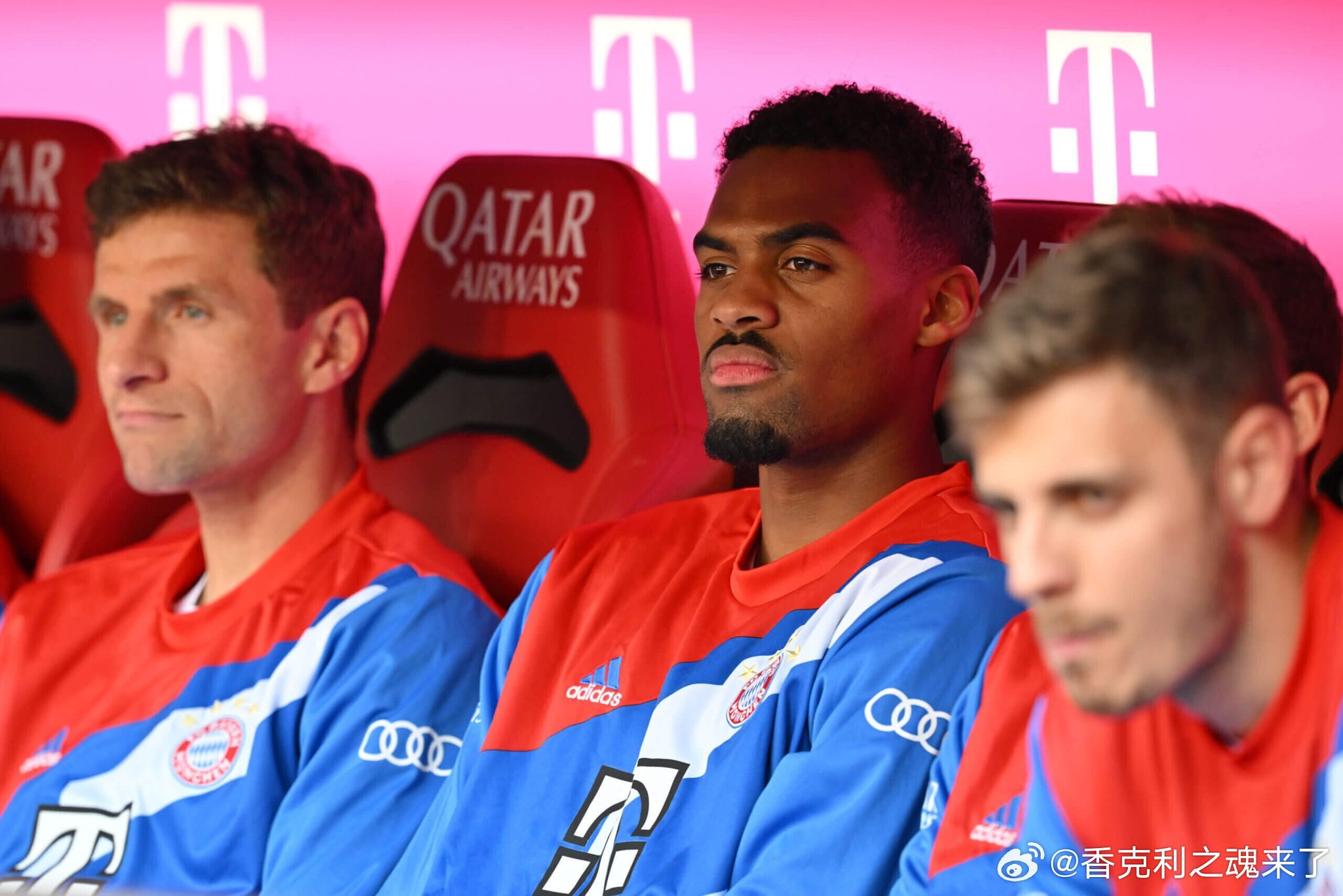 拜仁替补席 眼睛没光利物浦时期的格拉 