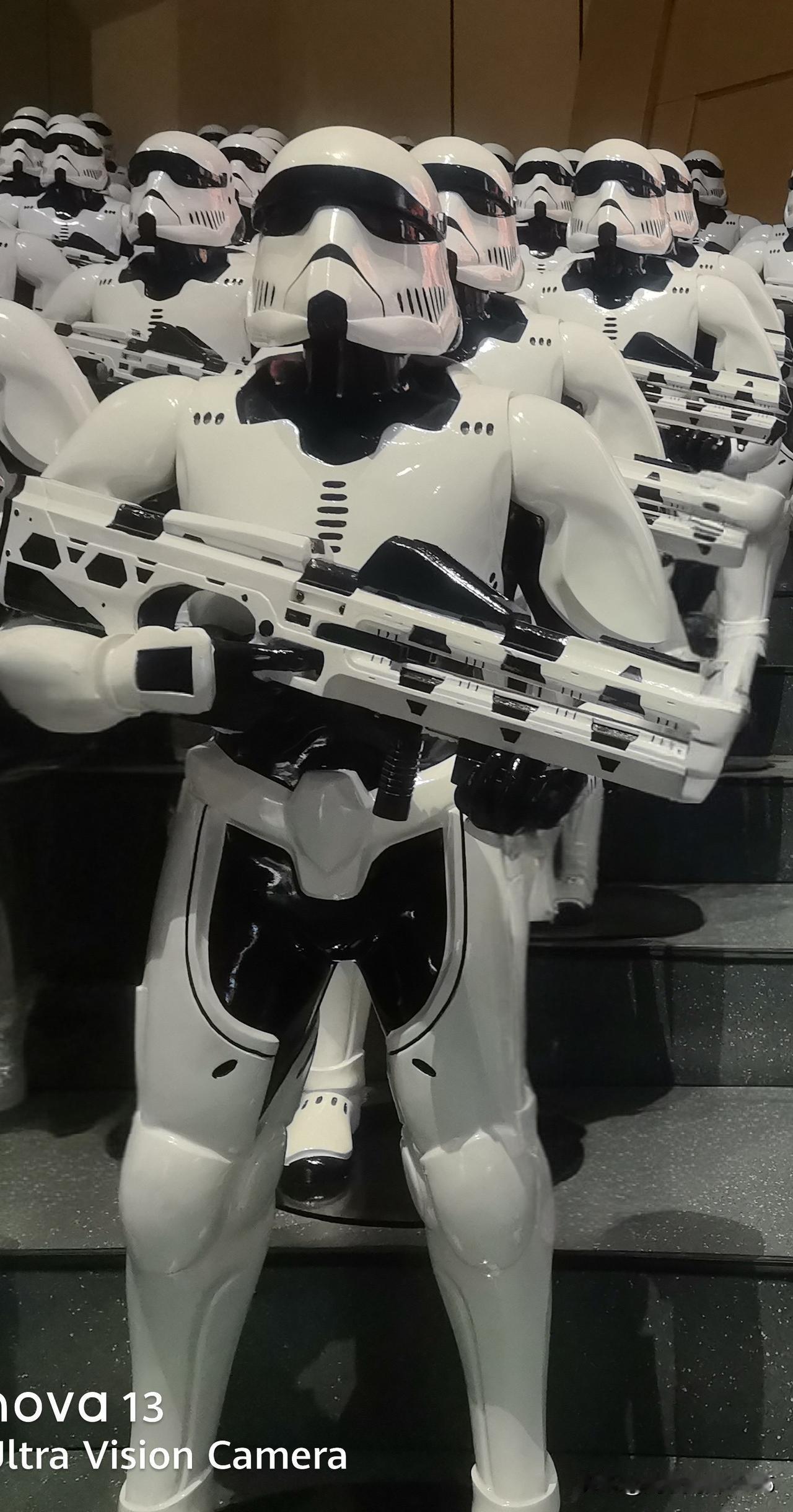 这是一张机器人的照片。
如今，机器人在各行各业都随处可见，
未来，它们还会在人类