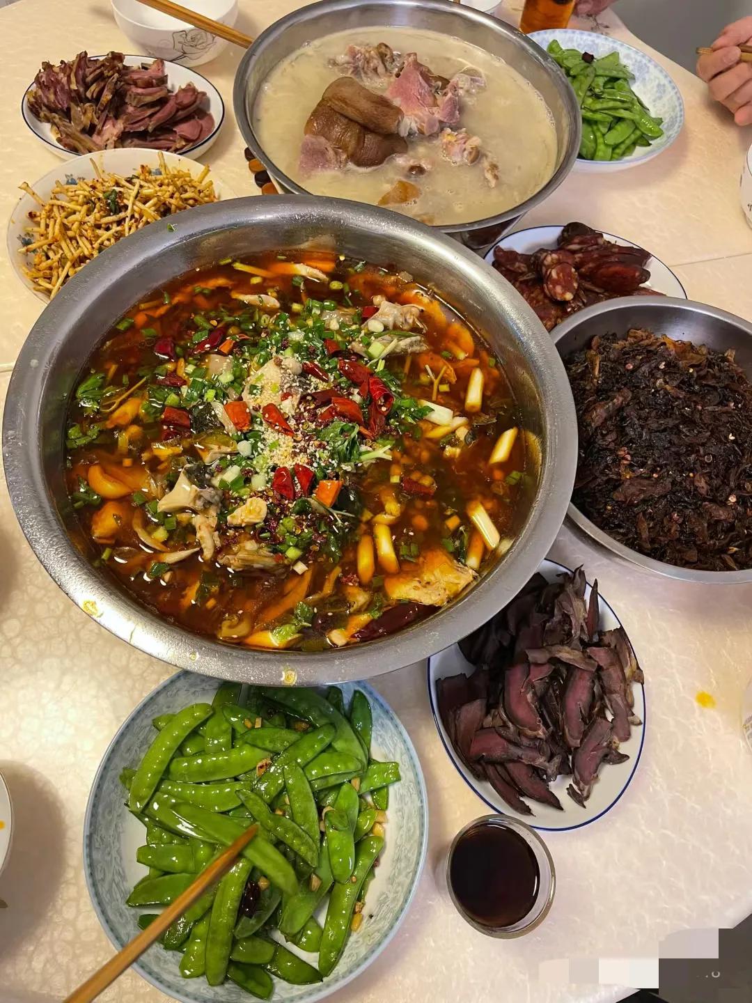 今天老公的几个大学同学来家里吃饭，老公本想订个饭店，我让他把订饭店的钱给我，我上