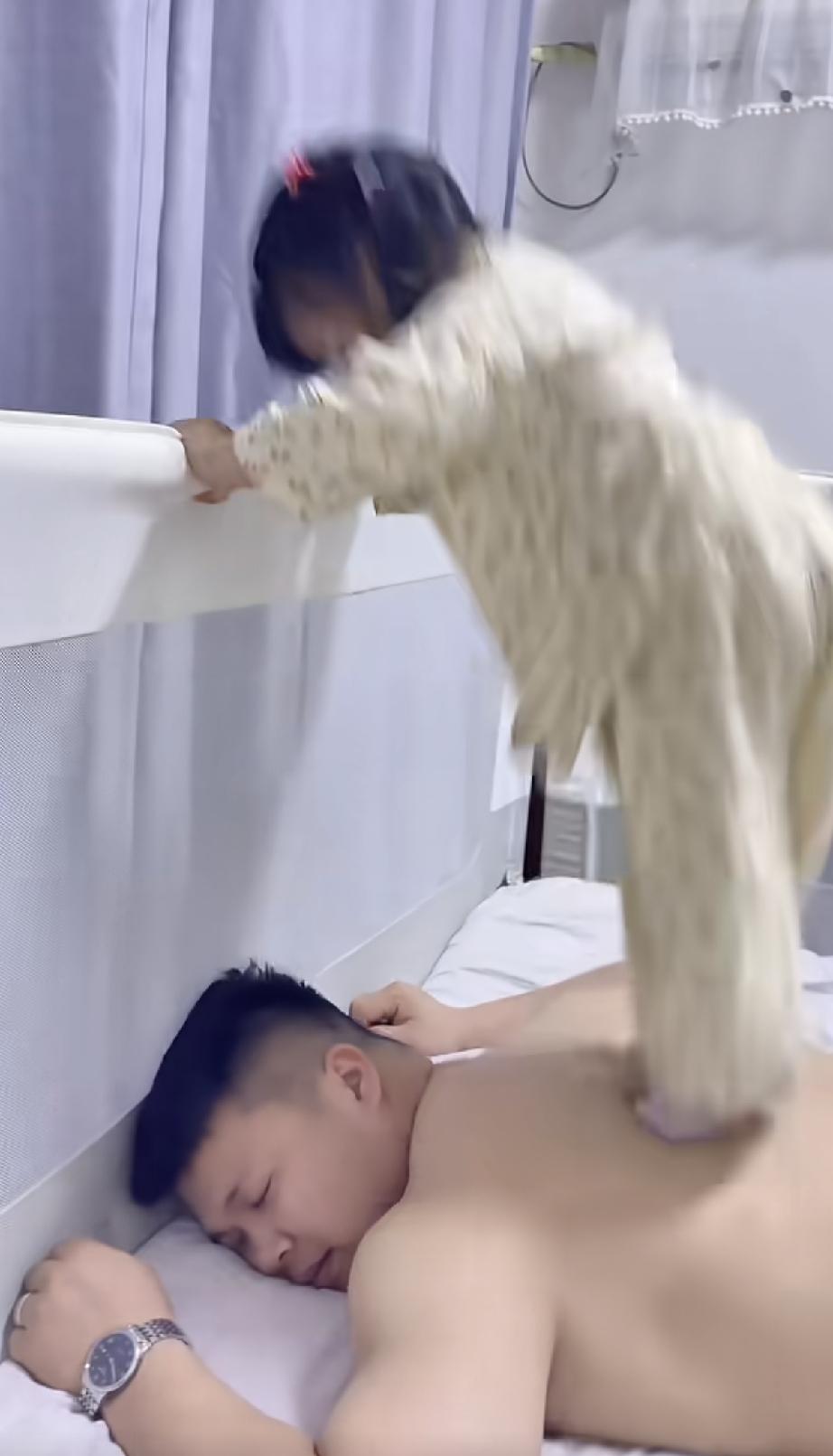 家里有个活泼好动的小棉袄，当爸的不但省掉了一大笔去按摩店踩背的钱，还锻炼好了小棉
