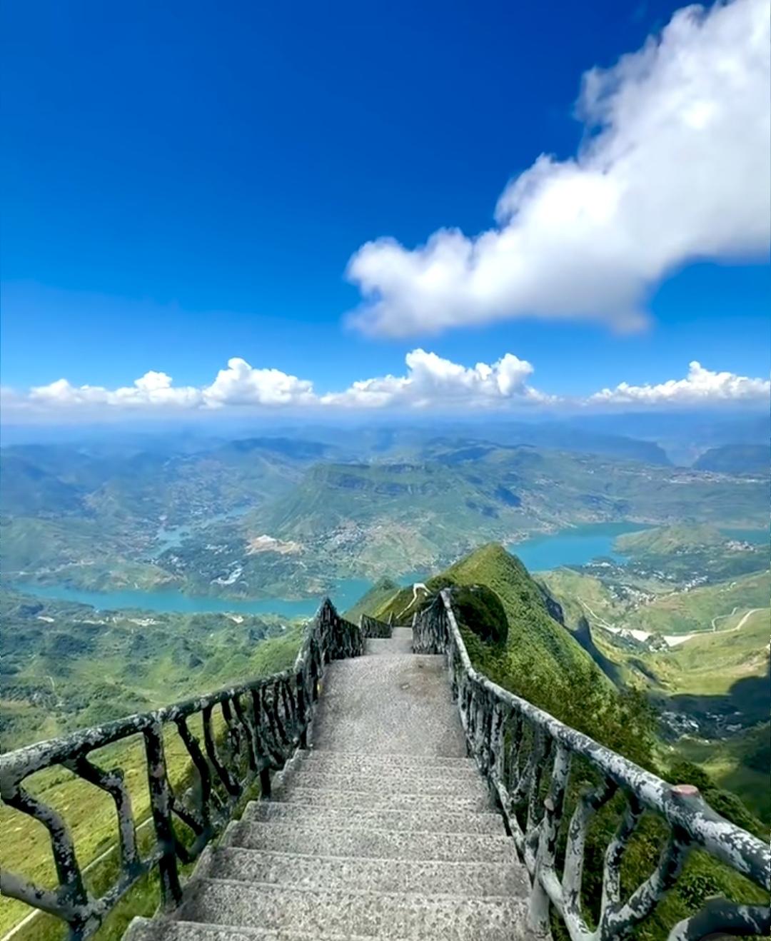 我妈妈终于离婚了。
她今年63，跟我爸过了三十八年。没有家暴，没有大事，就是那种