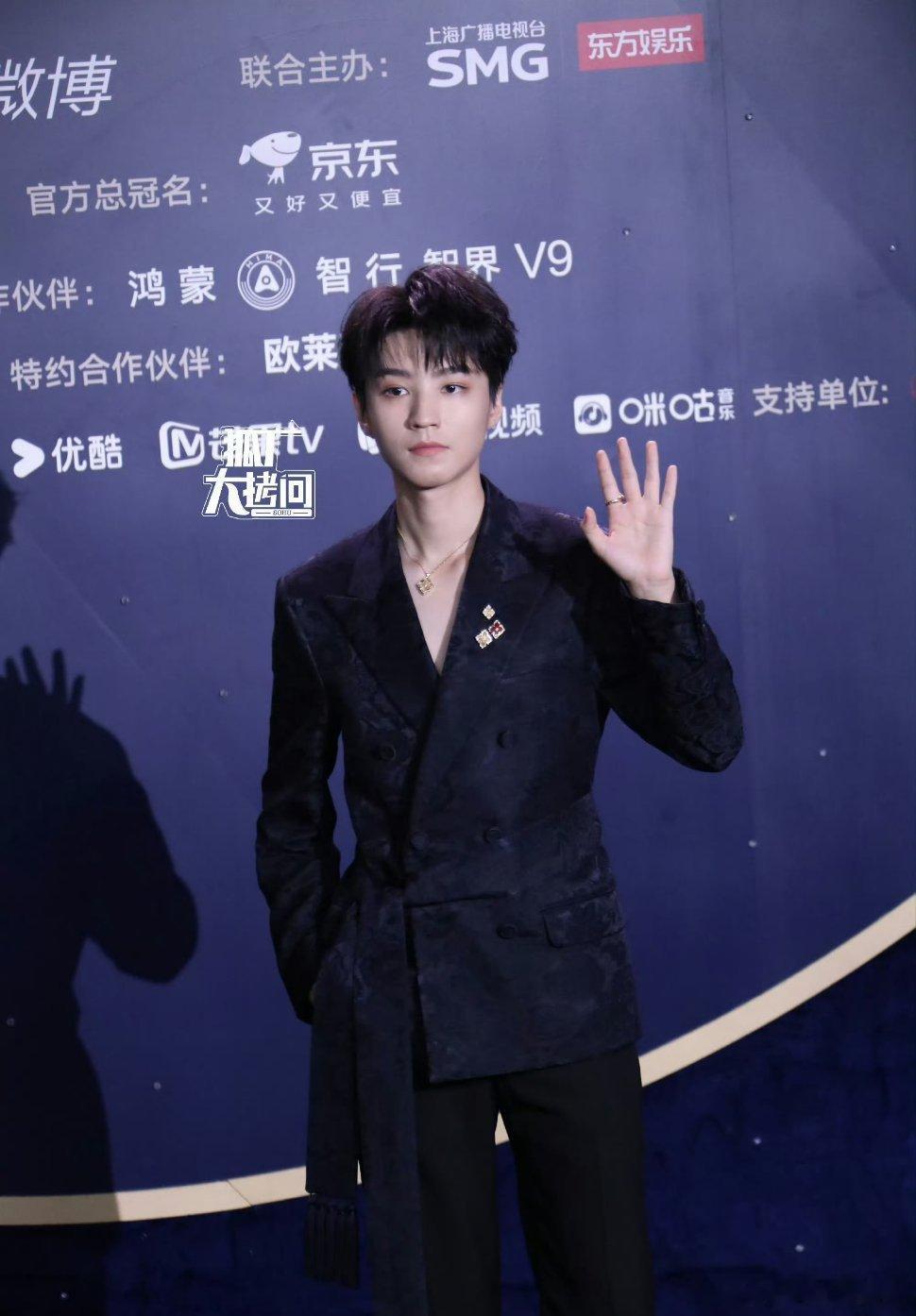 王俊凯走红毯所有闪光灯吻了上来王俊凯身着金色亮片西装惊艳亮相，宛如童话贵公子。密