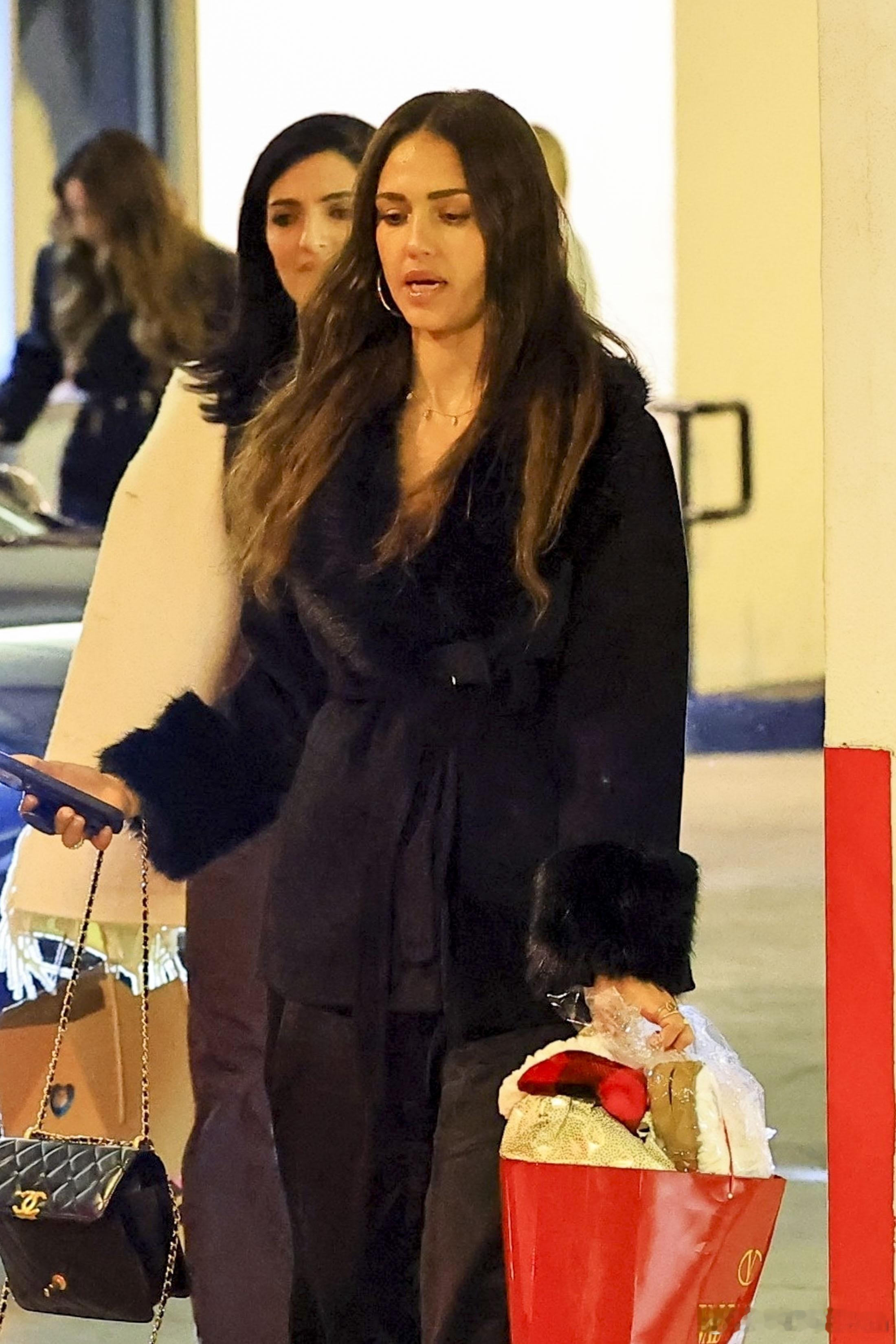 Jessica alba杰西卡阿尔芭在贝弗利山庄外出，芭姐提着一袋华伦天奴的伴手