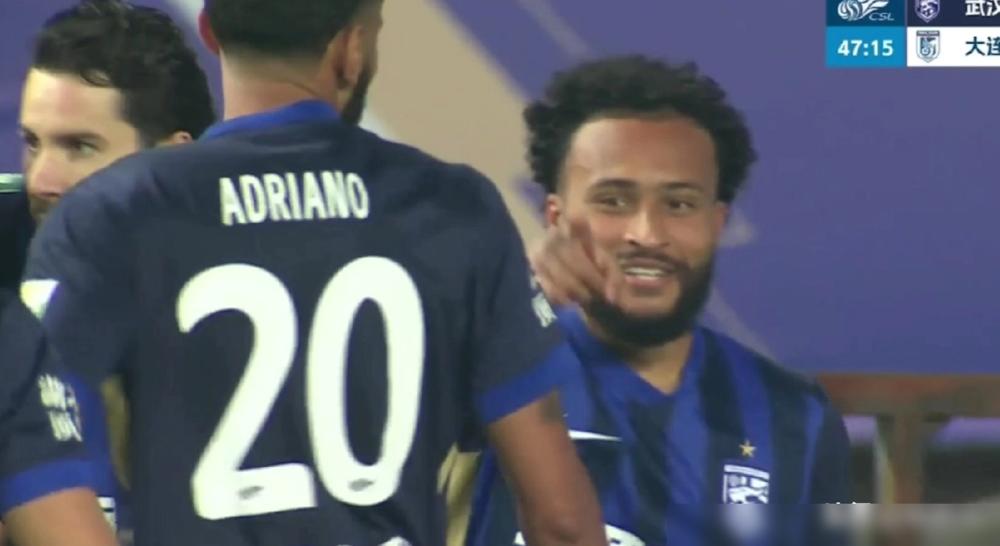 你敢信？外援连续扣球2次，晃倒大连英博中卫，两场丢9球，防线直接崩成渣！
 
上