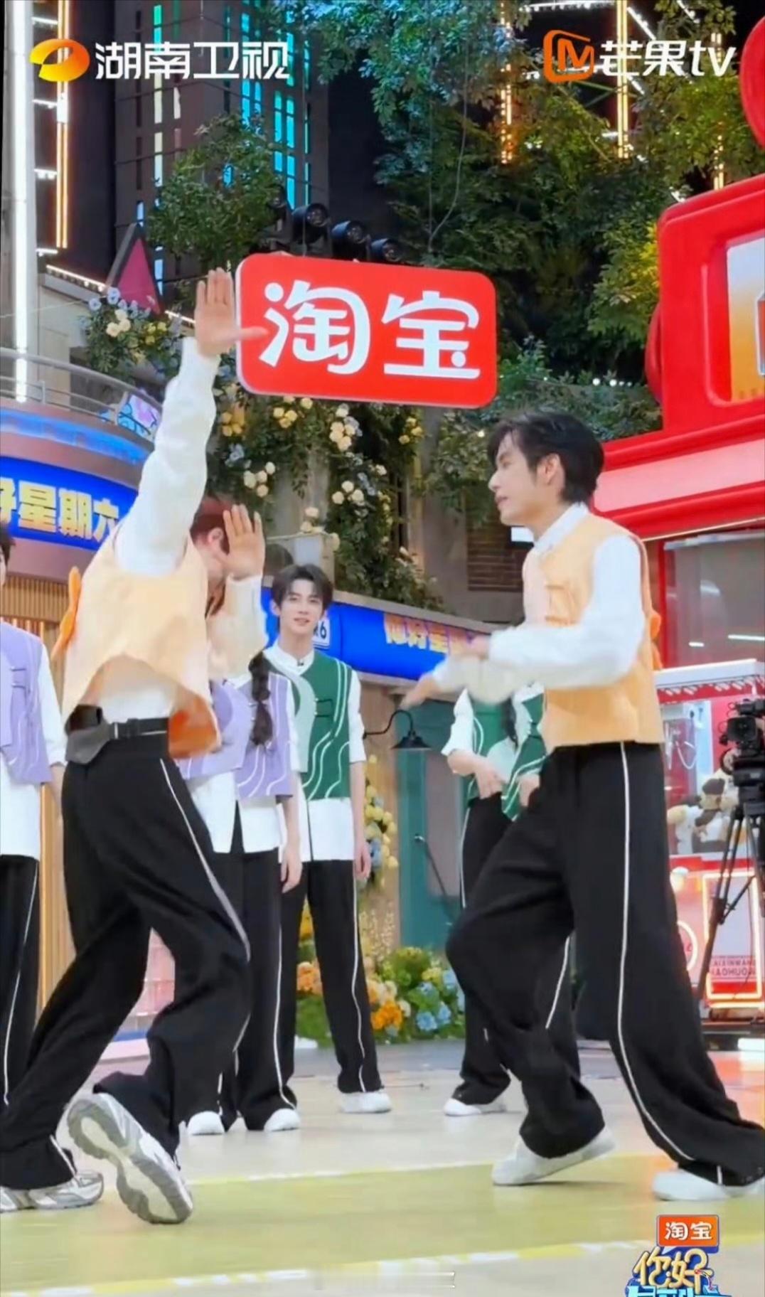 张颜齐公主抱丁程鑫丁程鑫张颜齐兄弟抱了不止一下你好星期六 从舞蹈同步到公主抱，这