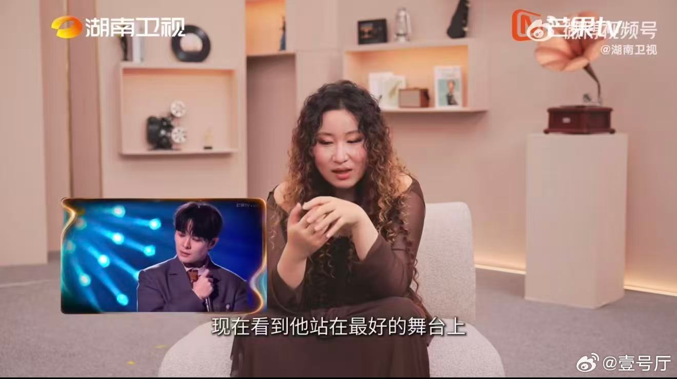 锤娜丽莎评价尤长靖歌手舞台锤娜丽莎为尤长靖发了朋友圈知己观演落泪，尤长靖歌声擅长