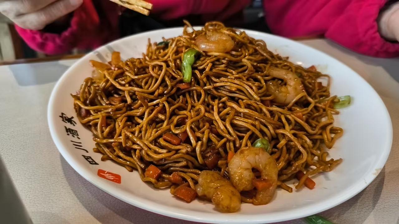 当然，不得不提南京炒面。它选用面条搭配各种蔬菜、肉类炒制，色香味俱全。在街边随便