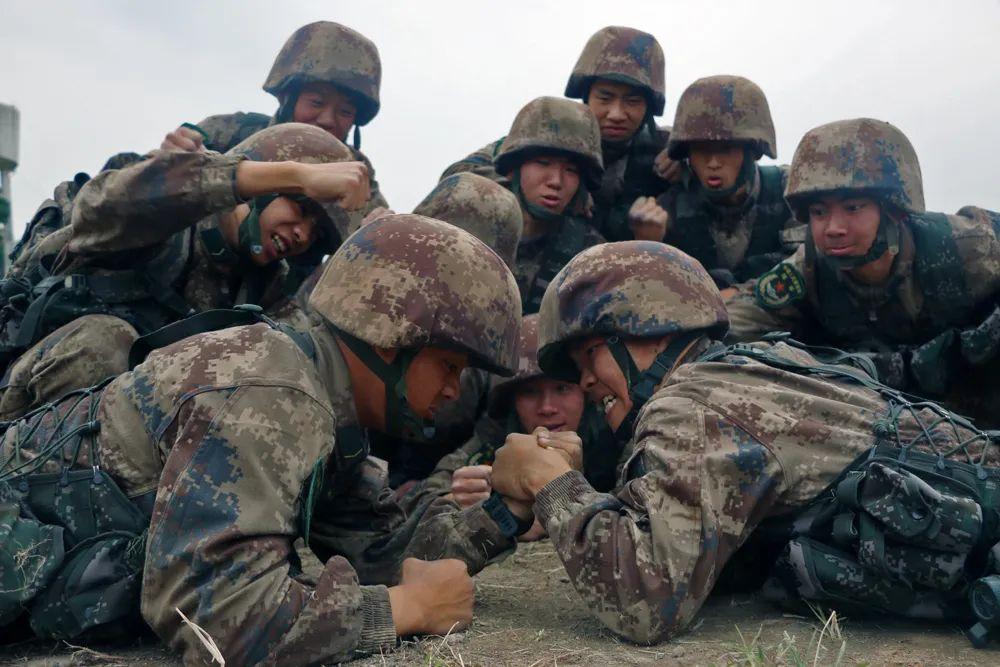 我军《军队基层建设纲要》里“四个知道一个跟上”的具体要求是：上级对下级、领导对部