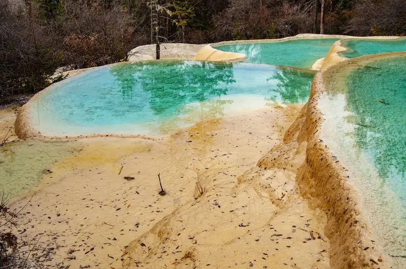 四川黄龙景区这事儿闹得挺大。一约3岁男童在钙化彩池小便，被游客王女士撞见制止，可