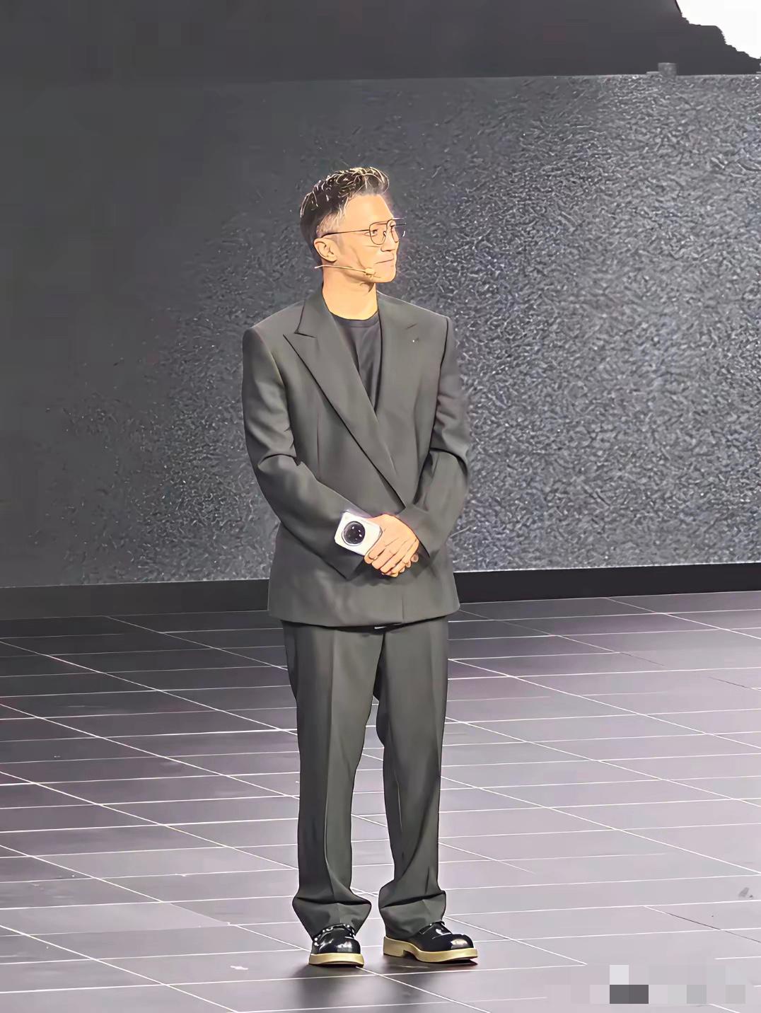 原来，也有谢霆锋驾驭不了的衣服，那就是西装！