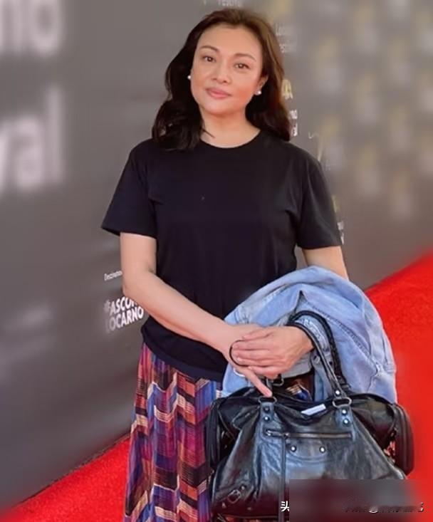 23年，史可等来了混血儿子的回报。
虎子现在1米85，穿西装在上海外企实习。瑞