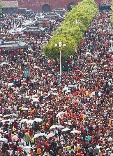 “五一”假期将开启，旅游高峰又要到来，马上就要进入景区看人头的热闹场景。但是有人