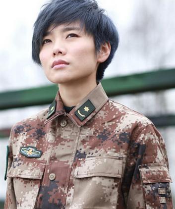 相比厉娜，我更欣赏许飞身上那股韧性。当年她特招入伍，以为一纸通知就能终止和天娱的